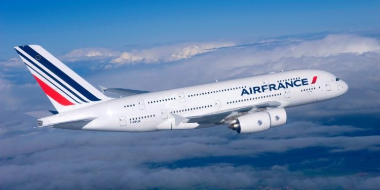 Air France hava trafik kontrolörlerinin grev çağrısı sebebiyle uçuşlarının yarısını iptal etti