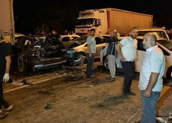 Akan yakıtla kayganlaşan yolda 23 araç çarpıştı: 9 yaralı