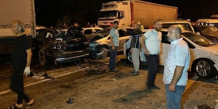 Akan yakıtla kayganlaşan yolda 23 araç çarpıştı: 9 yaralı
