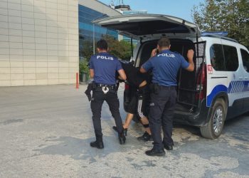 Almanya'dan Bursa'daki evine geldiğinde 1'i kadın 2 kişi ile karşılaştı