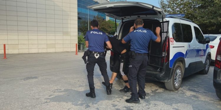 Almanya'dan Bursa'daki evine geldiğinde 1'i kadın 2 kişi ile karşılaştı