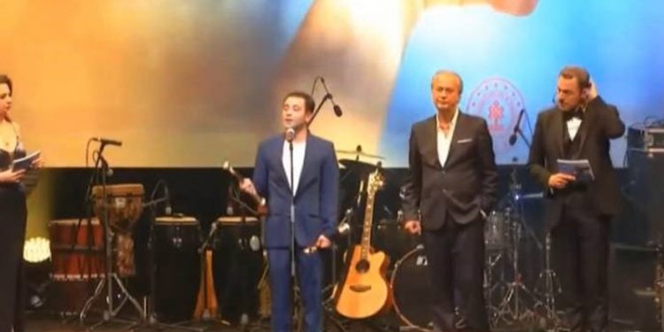 Altın Koza'da ödül alan Barış Gönenen'den LGBTİ+ karşıtı yürüyüşe tepki