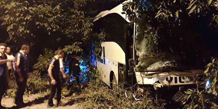 Amasya'da yolcu otobüsüyle kamyonet çarpıştı: 2 ölü, 8 yaralı