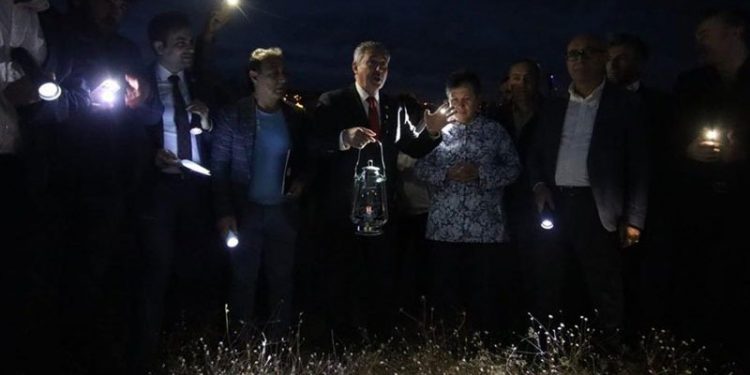 Ankara'da fenerle sosyal konut aradılar: Konutları Ay'a yapmış olmasınlar?