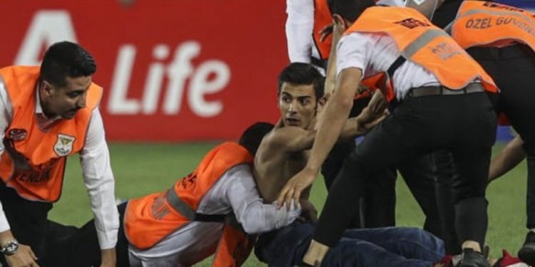 Ankaragücü-Beşiktaş maçında futbolculara saldıran taraftar gözaltına alındı