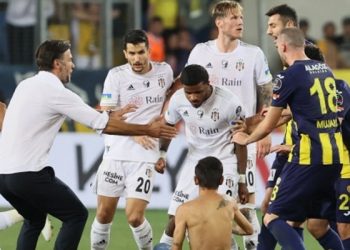 Ankaragücü-Beşiktaş maçında sahaya giren taraftar Salih Uçan’a tekme attı