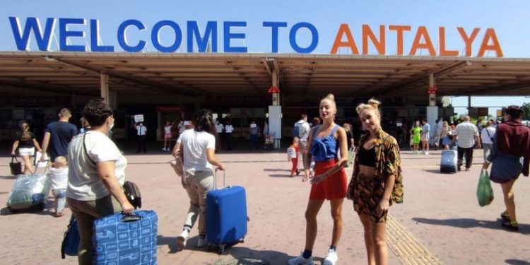 Antalya'ya gelen turist sayısı 10 milyonu aştı