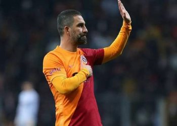Arda Turan futbolu bıraktı