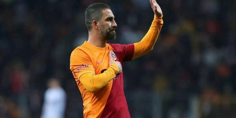 Arda Turan futbolu bıraktı