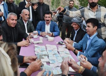 Aşiret düğününde takılan parayı 9 kişi saydı
