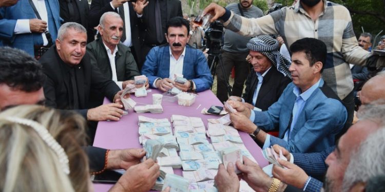 Aşiret düğününde takılan parayı 9 kişi saydı