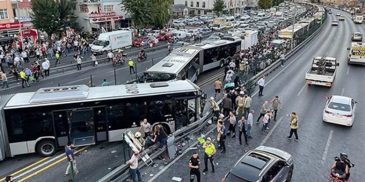 Avcılar'da metrobüs kazası