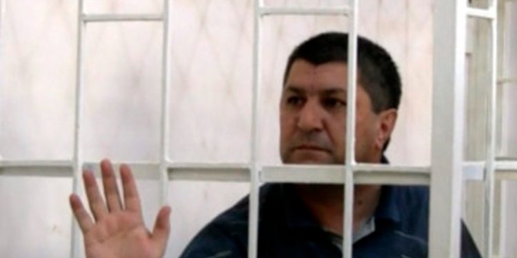 Azerbaycan'da muhalif gazeteciye hapis