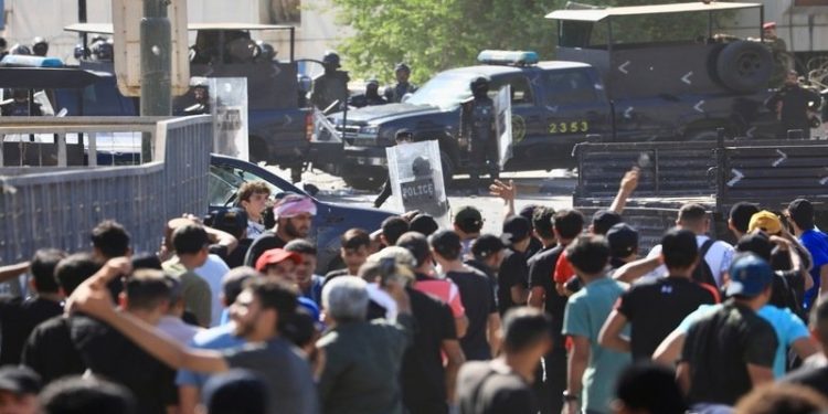 Bağdat'ta Sadr destekçileri Meclis'e yürümek istedi: Çıkan çatışmada yaralananlar var