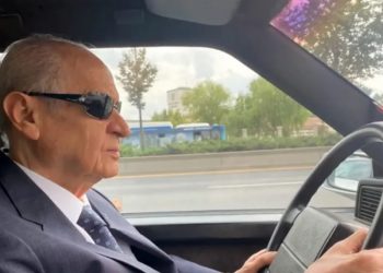 Bahçeli, Ferdi Tayfur’un şarkısıyla mesaj verdi: ‘Yakınmam yokluktan, yakınmam dertten’