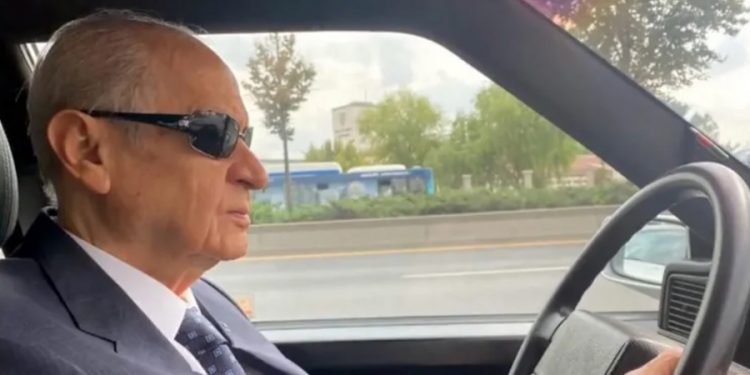 Bahçeli, Ferdi Tayfur’un şarkısıyla mesaj verdi: ‘Yakınmam yokluktan, yakınmam dertten’