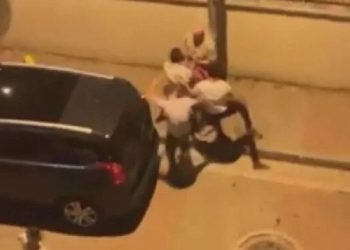 Bakkaldan bisküvi çalan çocuğa sokak ortasında dayak