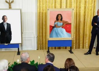 Barack ve Michelle Obama, resmi portrelerinin tanıtımı için 5 yıldan uzun süre sonra Beyaz Saray'a döndü