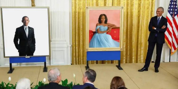 Barack ve Michelle Obama, resmi portrelerinin tanıtımı için 5 yıldan uzun süre sonra Beyaz Saray'a döndü