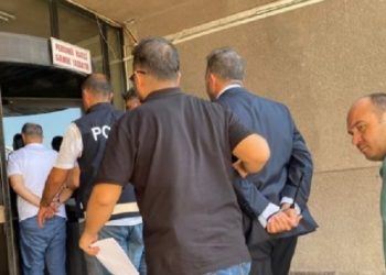 Basın odasını basan polis, &Uuml;nsal Ban&rsquo;ı g&ouml;r&uuml;nt&uuml;leyen gazetecileri tehdit etti: Resimleri basmayın!