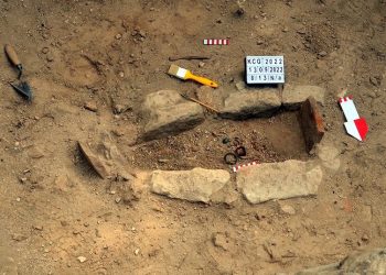 Bathonea'da 1500 yıllık çıngıraklı, bilezikli çocuk mezarı bulundu