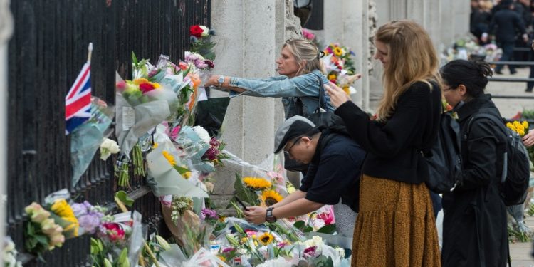 Bazı Arap ülkeleri Kraliçe 2. Elizabeth'in ölümü nedeniyle yas ilan etti
