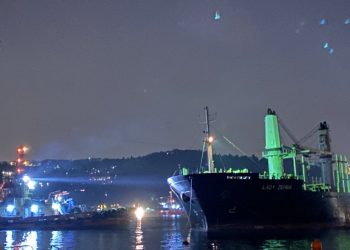 Bebek sahilinde karaya oturan gemi kurtarıldı