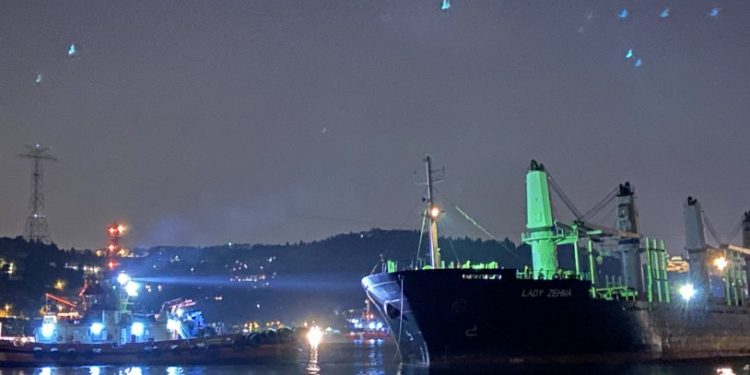 Bebek sahilinde karaya oturan gemi kurtarıldı
