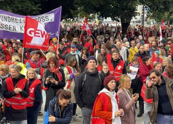 Berlin’de öğretmenler okullardaki çalışma şartlarını protesto etti