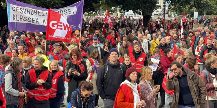 Berlin’de öğretmenler okullardaki çalışma şartlarını protesto etti