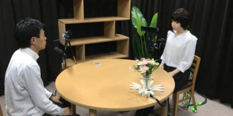 Bilim insanları, robotlara doğru zamanda gülmeyi öğretmeye çalışıyor