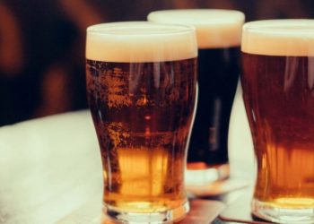 Biraya zam geleceğini öğrendi, protesto için barın çatısına çıktı