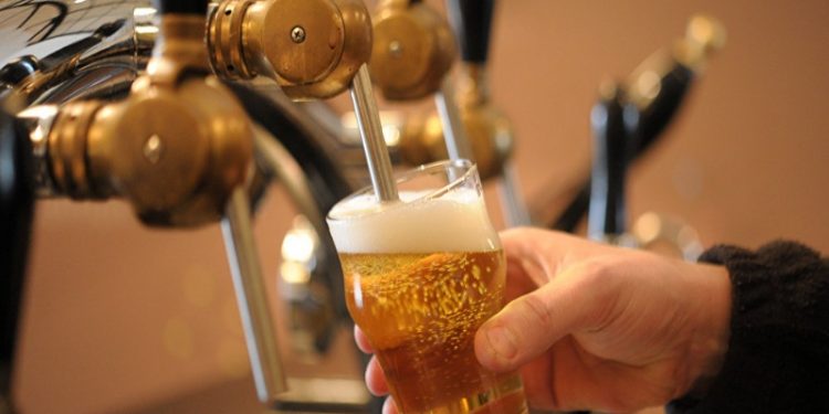 Biraya zam geleceğini öğrenen müşteri, protesto için barın çatısına çıktı: "Sabrımın sınırları aşıldı"