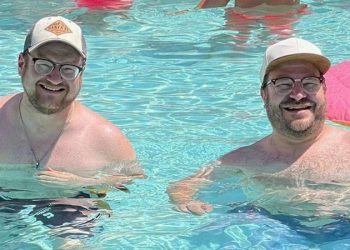 Birbirine tıpatıp benzeyen iki adam, gittikleri tatilde karşılaştı