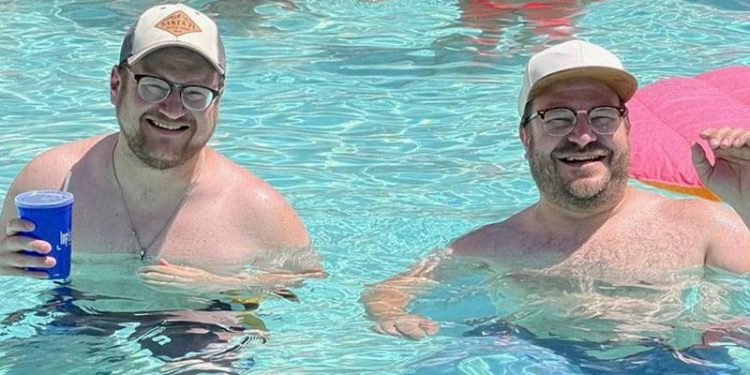 Birbirine tıpatıp benzeyen iki adam, gittikleri tatilde karşılaştı