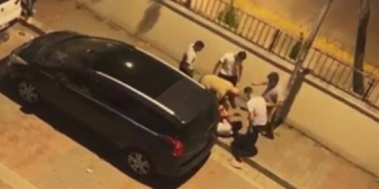 'Biskivü çaldı' diye 4 kişi bir çocuğu darp etti