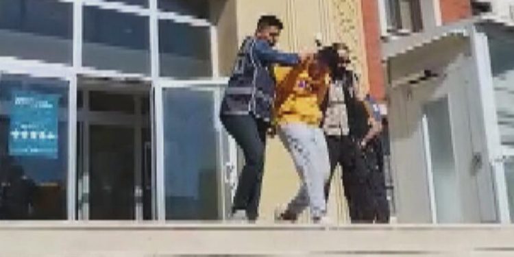 Boşanma aşamasındaki eşini ölümle tehdit etti, taksi şoförünü bıçakladı