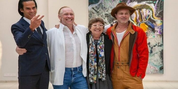 Bratt Pitt ilk sanat sergisinde heykel yeteneğini gösterdi