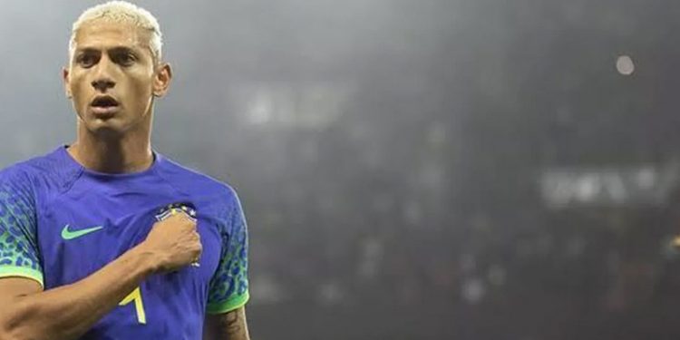 Brezilyalı futbolcu Richarlison'a ırkçı saldırı: Sahaya muz fırlatıldı