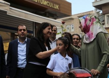 Buldan Nusaybin’de esnafı ziyaret etti: ‘Bizi temsil etmeye devam edin, biz sizinleyiz’
