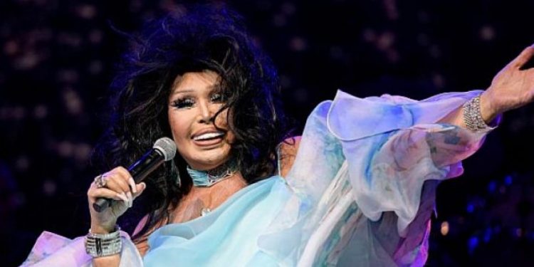 Bülent Ersoy, 91. İzmir Enternasyonal Fuarı Çim Konserleri’nde sahne aldı