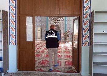 Camide imama kurşun yağdırdı