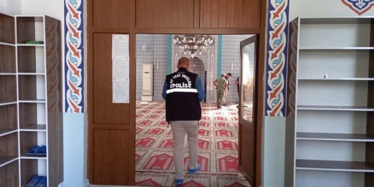 Camide imama kurşun yağdırdı