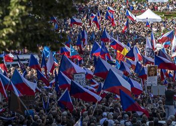 Çekya’da 70 bin kişi enerji fiyatları ve hükümetin Rusya politikalarını protesto etti
