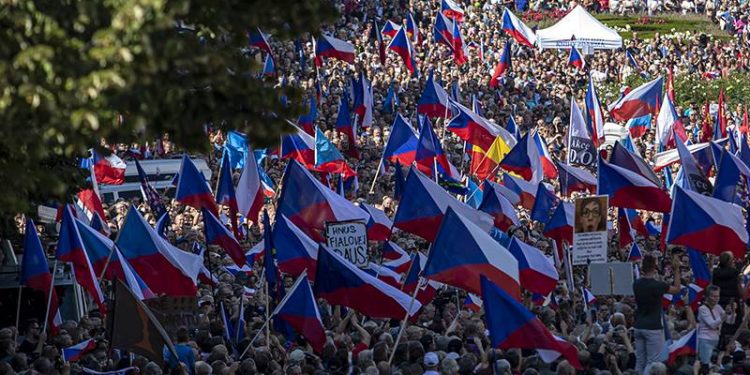 Çekya’da 70 bin kişi enerji fiyatları ve hükümetin Rusya politikalarını protesto etti