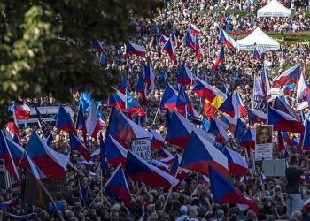 Çekya’da 70 bin kişi enerji fiyatları ve hükümetin politikalarını protesto etti