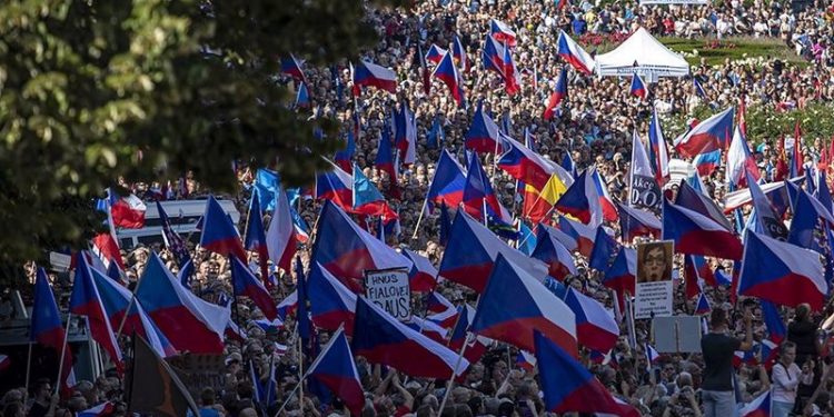 Çekya’da 70 bin kişi enerji fiyatları ve hükümetin politikalarını protesto etti