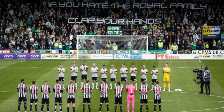 Celtic taraftarından Kraliyet Ailesi'ne protesto: Nefret ediyorsan alkışla