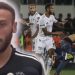 Cenk Tosun’dan uçan tekme ve kırmızı kart tepkisi: Bize vuracaklar ben de izleyeceğim!