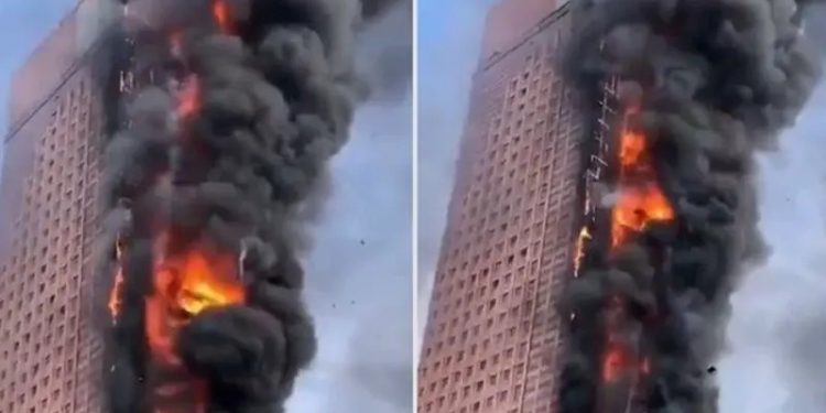 Çin'de 42 katlı gökdelen cayır cayır yandı